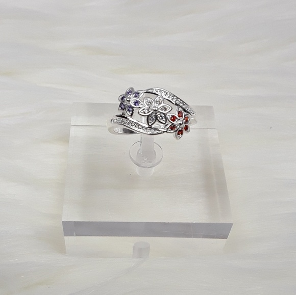 *** 5/$25 SALE! ***  Zircon Flower Ring - Picture 5 of 5